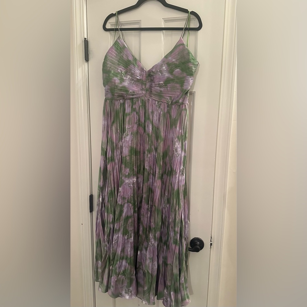 Astr Lavender and Green Pleated V-Neck Midi Dress - Picture 4 of 6